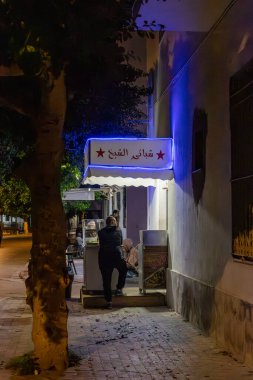 Susa, Tunus 3 Kasım 2025 Geceleri Medine 'de dar bir sokakta bir kafede.