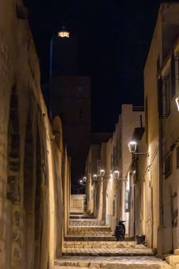 Susa, Tunus 3 Kasım 2025 Gece Medine 'de dar bir sokak.