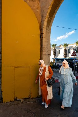 Susa, Tunus 3 Kasım 2025 Medine 'ye giden bir kapıdan geçen yerli kadınlar..