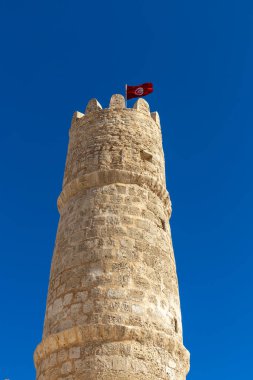 Manastır, Tunus 5 Kasım 2025 Ribat of Manastır manzarası, İslami bir savunma yapısı ve Tunus bayrağı..