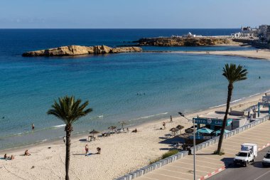 Manastır, Tunus 5 Kasım 2025 İslam savunma yapısı Ribat of Manastır 'ın halk plajı manzarası.