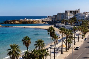 Manastır, Tunus 5 Kasım 2025 İslam savunma yapısı Ribat of Manastır 'ın halk plajı manzarası.