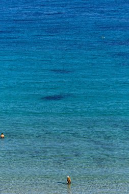 Manastır, Tunus 5 Kasım 2025 Kasım 'da Turkuaz Akdeniz' de bir adam yüzer..