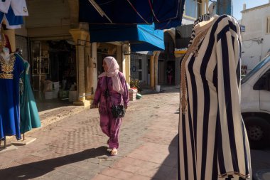 5 Kasım 2025 'te Tunus' ta bir Müslüman kadın Medine 'deki bir giyim mağazasının önünden geçti..