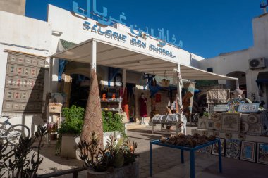 Manastır, Tunus 5 Kasım 2025 Mozaikleri, yerel sanat ve el sanatları ile bir hediyelik eşya dükkanı..