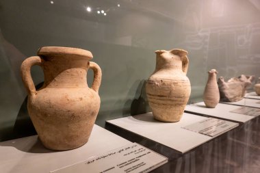 Susa, Tunus 6 Kasım 2025 Sousse Arkeoloji Müzesi 'nde dördüncü yüzyıl seramik amforaları