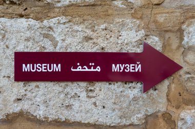 Susa, Tunus 6 Kasım 2025 Fransızca, Arapça ve Rusça Susam Arkeoloji Müzesi girişinde bir müze tabelası.