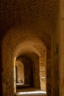 El Jem, Tunus 6 Kasım 2025 El Jem Roma Amfitiyatrosunun kalıntıları arasında bir geçit..
