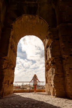 El Jem, Tunus 6 Kasım 2025 El Jem Roma Amfitiyatrosunun kalıntılarından biri..