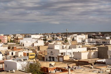 El Jem, Tunus 6 Kasım 2025 Bu tarihi şehrin çatıları ve ufuk çizgisi.