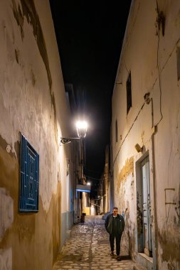 Susa, Tunus 8 Kasım 2025 gece Medine 'de pitoresk bir sokakta yayalar..