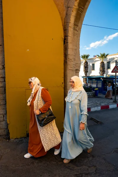 Susa, Tunus 3 Kasım 2025 Medine 'ye giden bir kapıdan geçen yerli kadınlar..