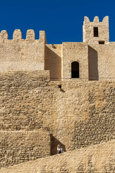 Manastır, Tunus 5 Kasım 2025 Ribat of Manastır manzarası, İslami bir savunma yapısı ve bir kadın..