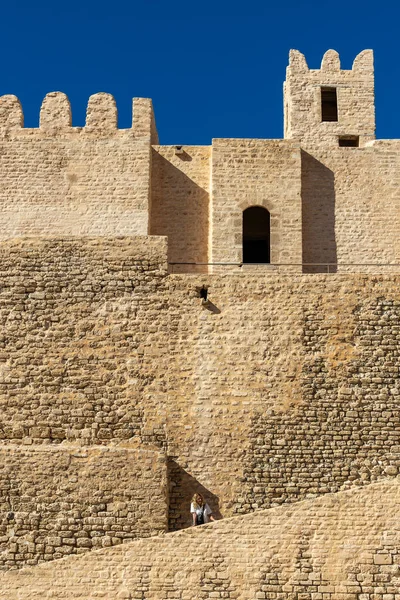Manastır, Tunus 5 Kasım 2025 Ribat of Manastır manzarası, İslami bir savunma yapısı ve bir kadın..