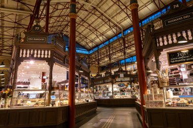 Stockholm, İsveç 18 Kasım 2025 Östermalm Saluhall, Ostermalm bölgesinde lüks bir yemek salonu..