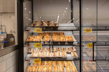 Stockholm, İsveç 20 Kasım 2025. Fırından yeni çıkmış çörekler sergileniyor..