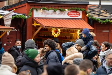 Stockholm, İsveç 22 Kasım 2025 Geleneksel Gamla Stan veya Stortorget 'deki Old Town Noel Pazarı' nda.