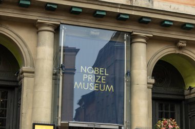 Stockholm, İsveç 21 Kasım 2025. Gamla Stan 'deki Nobel Ödülü Müzesi' nin cephesinde bir işaret..
