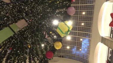 Stockholm, İsveç Büyük bir Noel ağacı Bir mağazada süslemeleri ile. 