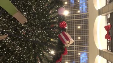 Stockholm, İsveç Büyük bir Noel ağacı Bir mağazada süslemeleri ile. 