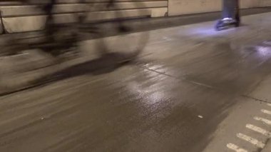 Stockholm, İsveç Bisikletleri Yağmurlu bir bisiklet yolunda.