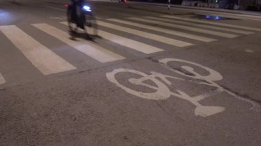 Stockholm, İsveç Bisikletleri Yağmurlu bir bisiklet yolunda.