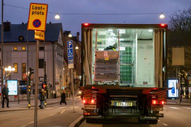 Stockholm, İsveç, 1 Aralık 2025 Erkek Potansiyel Hapları orijinal ambalajlarda yağlama jölesi paketlerinin üstünde.