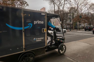 New York, New York, ABD 6 Aralık 2025. Bir adam Columbus Bulvarı 'nda Amazon Prime teslimatı için E-Destekli araç kullanıyor..