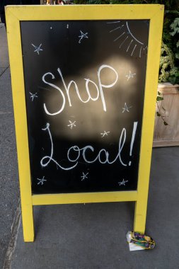 New York, New York, ABD Sokakta bir karatahta diyor ki:.