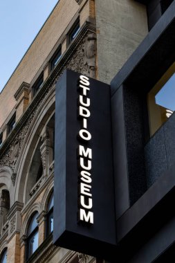 New York, New York ABD 7 Aralık 2025 Harlem 'deki stüdyo müzesinin ön cephesi ve imzası..