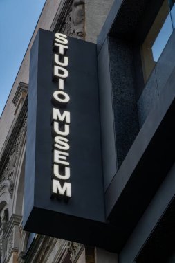 New York, New York ABD 7 Aralık 2025 Harlem 'deki stüdyo müzesinin ön cephesi ve imzası..