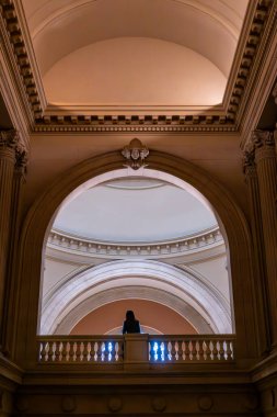 New York, New York ABD 7 Aralık 2025 Metropolitan Müzesi 'nin ana salonundaki insanlar