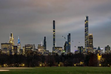 New York, New York ABD Aralık 2025 Central Park 'tan Manhattan silueti.