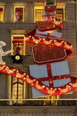 New York, New York, ABD 8 Aralık 2025 Saks Beşinci Cadde mağazasının ön cephesi süslenmiş Noel süslemeleriyle süslenmiş..