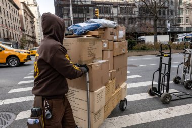 New York, New York, ABD 8 Aralık 2025 Broadway 'de bir kargo teslimatçısı paketleri teslim ediyor..