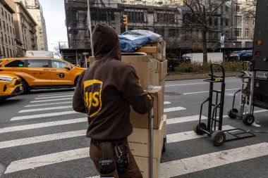 New York, New York, ABD 8 Aralık 2025 Broadway 'de bir kargo teslimatçısı paketleri teslim ediyor..