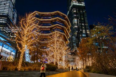 New York, New York, ABD 8 Aralık 2025 Hudson Yards bölgesi Noel süslemeleri ve The Vessel ile.