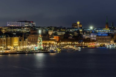 Stockholm, İsveç 13 Aralık 2025 Gamla Stan veya Yılbaşı ağacı olan Old Town.