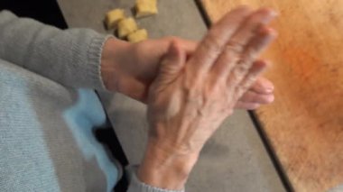 Stockholm, İsveç Bir aşçı tereyağlı kurabiyeleri fırın tepsisine sarar.