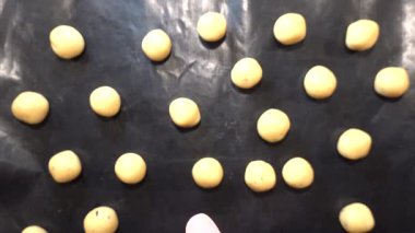 Stockholm, İsveç Bir aşçı tereyağlı kurabiyeleri fırın tepsisine sarar.