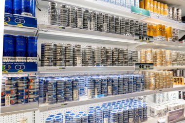 Stockholm, İsveç 15 Aralık 2025 Pouch Tütün Ürünleri Arlanda Havaalanı gümrüksüz mağazasında satılmaktadır..