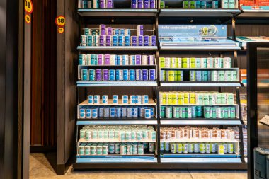 Stockholm, İsveç 15 Aralık 2025 Pouch Tütün Ürünleri Arlanda Havaalanı gümrüksüz mağazasında satılmaktadır..