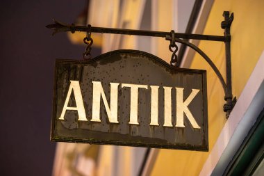 Tallinn, Estonya Eski Şehir 'deki bir levhada Antiik ya da Antika diyor..