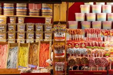 Tallinn, Estonya 15 Aralık 2025 Eski Şehir Meydanı 'ndaki geleneksel Noel pazarında satılık şeker ve şeker.