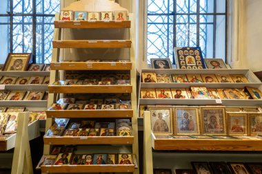 Tallinn, Estonya 15 Aralık 2025. Rus ikonları Alexander Nevsky Katedrali 'nde satışa sunuldu..