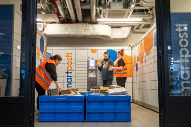 Tallinn, Estonya 15 Aralık 2025 Dolu bir postaneden paket toplayan insanlar