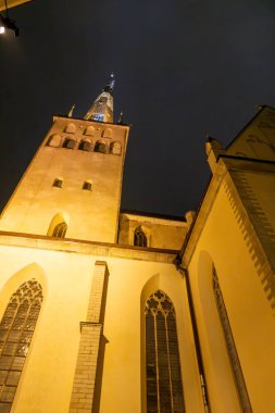 Tallinn, Estonya 15 Aralık 2025 St. Olaf Kilisesi 'nin 12. yüzyıldan kalma gece cephesi..