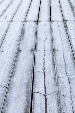 Stockholm, İsveç Kışın karla kaplı ahşap bir güverte.