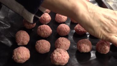 Stockholm, İsveç Mutfakta aşçı Köfte yapar.