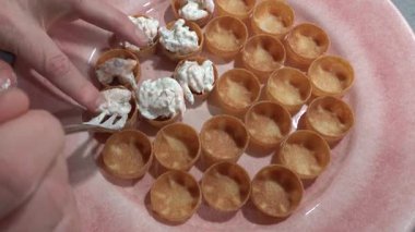 Stockholm, İsveç Bir el küçük kokteyl teknelerini karides ve mayonez karışımıyla dolduruyor..